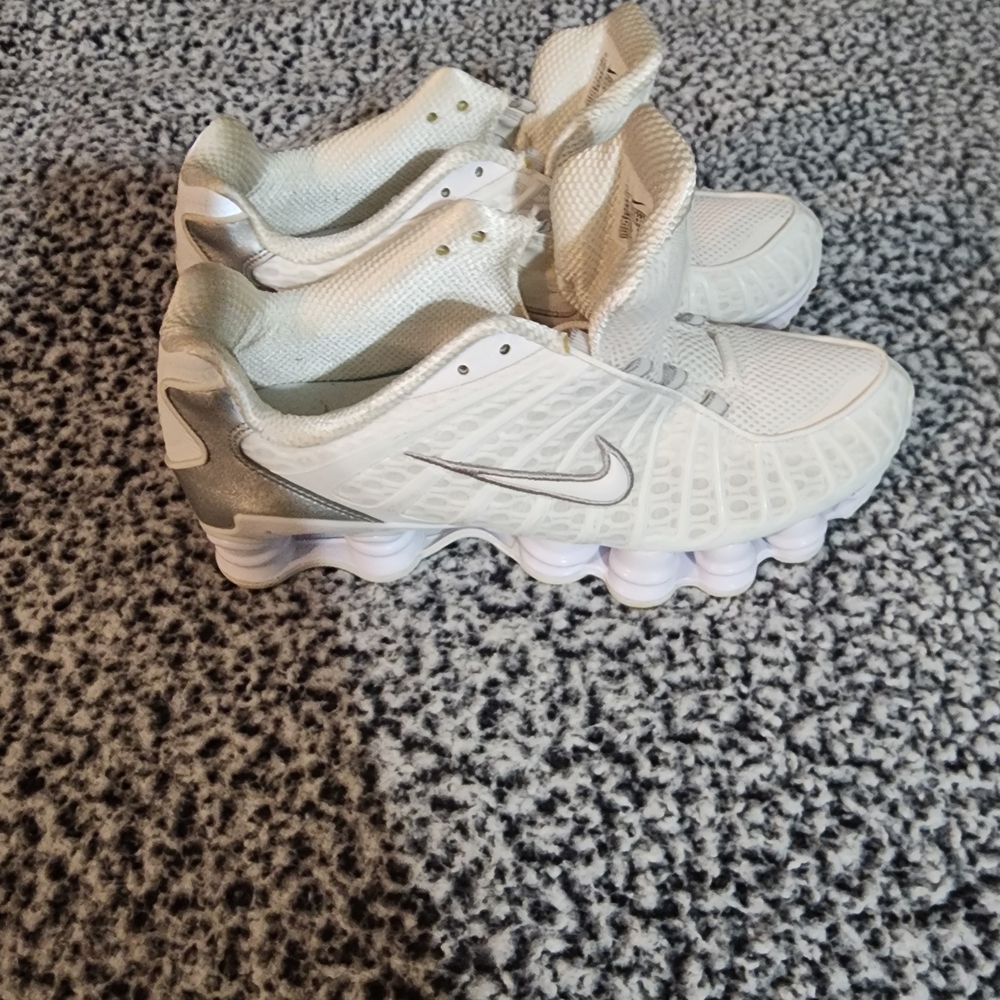 Nike Shox White Athletic Shoes - Picture 5 of 8